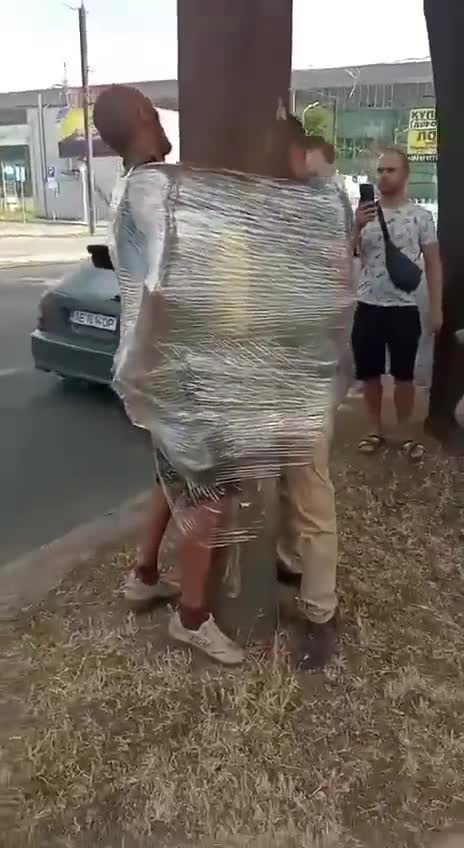 Kdo netleská na Ukrajině nacistům končí veřejným lynčem