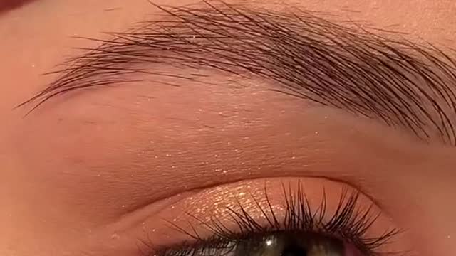 Eyes Makeup Hack #viralmakeup #lipstickhack #makeuphacks #makeuptrend #beautytips