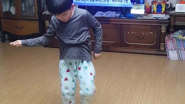 8Years Old Shows Off Dance Moves In Front Of A Family (Dynamite by BTS)