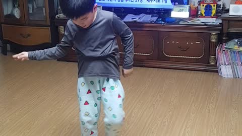 8Years Old Shows Off Dance Moves In Front Of A Family (Dynamite by BTS)