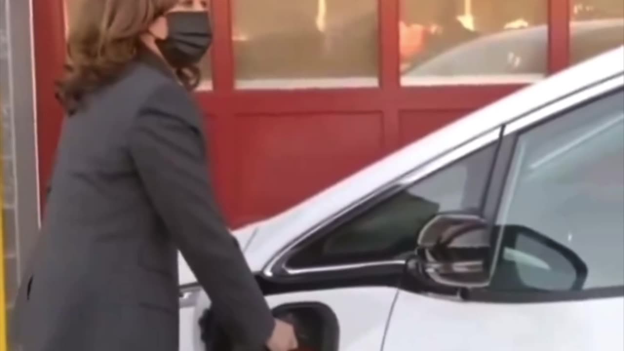 Clueless Kamala Harris thinks you pump electricity into an EV 🤡