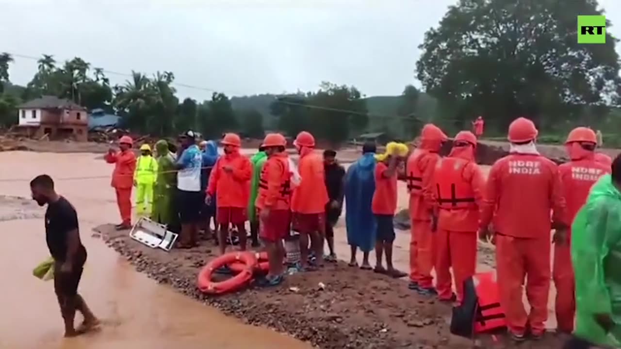 Hundreds feared trapped in deadly landslide in India.mp4