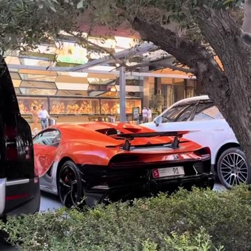 Bright orange bugatti #bright #orange #bugatti #chiron #car #supercar #hypercar #fast #exclusive