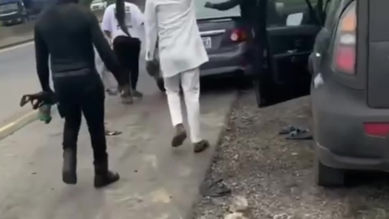 VIDEO: Nigeria Police Officer seen assaulting motorist in Rivers