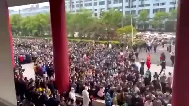 SHANGHAI - Massive crowds gather to protest starvation imposed by lockdowns