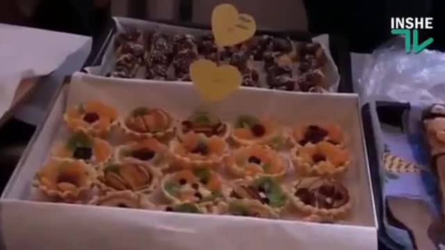 Ukrajinské děti mohly na školním večírku ochutnat Krev ruských dětí a Žirinovského mozek