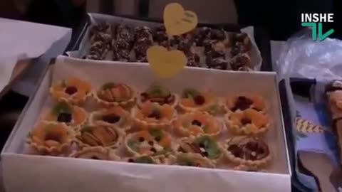 Ukrajinské děti mohly na školním večírku ochutnat Krev ruských dětí a Žirinovského mozek