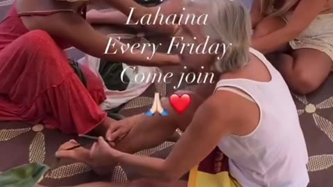 Here are some of the kids in Lahaina doing Lei Of Solidarity 🌺