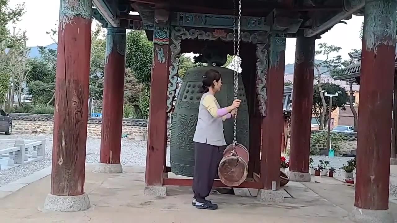 20201010_V3_S01(UofON-h9b1E)박정희대통령과 육영수여사를 모시고 있는 밀양 홍제사의 6시 종소리