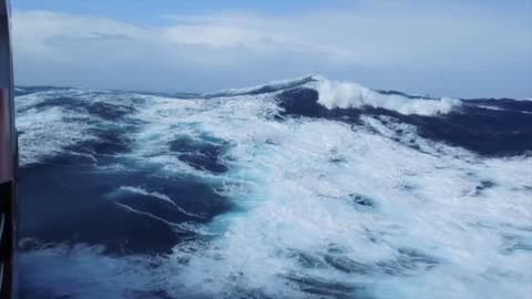 Ships in Storms | 10+ TERRIFYING MONSTER WAVES, Hurricanes & Thunderstorms at Sea