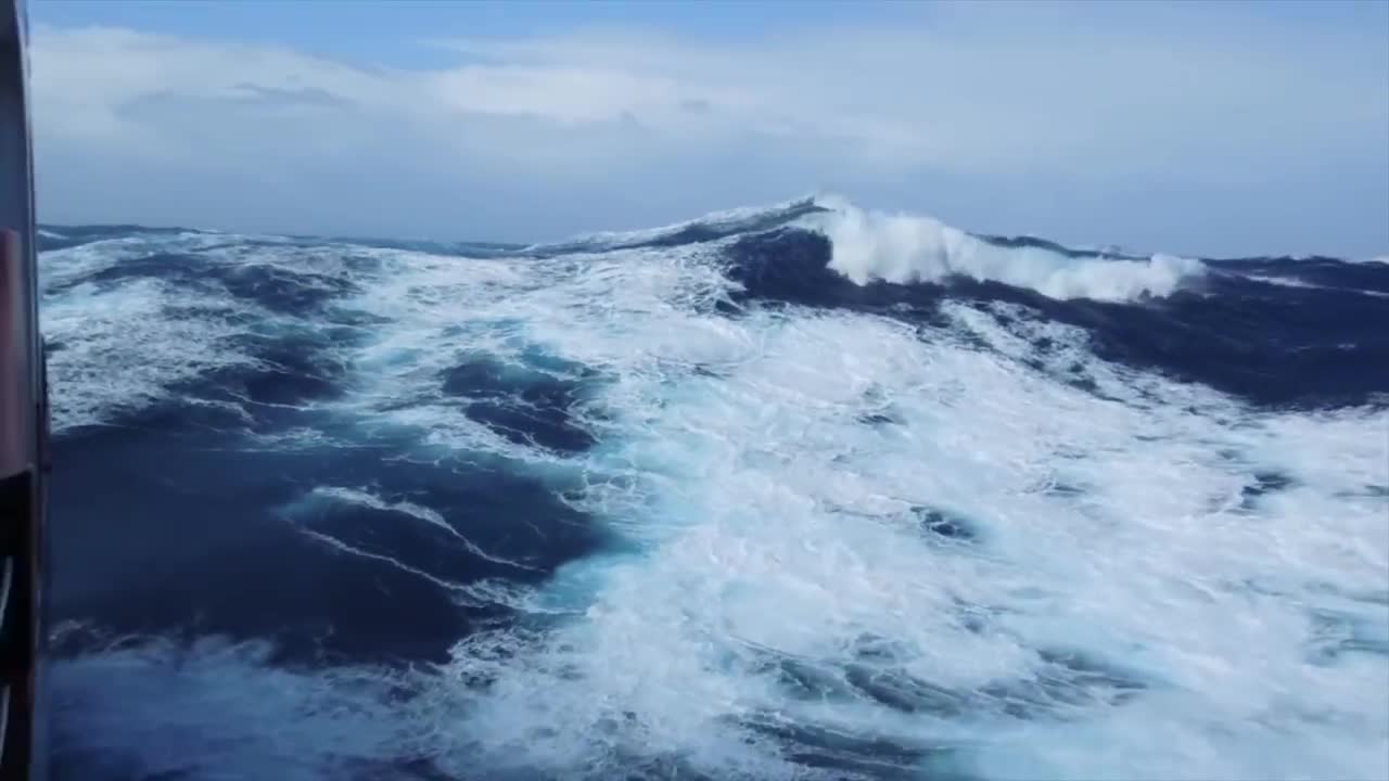 Ships in Storms | 10+ TERRIFYING MONSTER WAVES, Hurricanes & Thunderstorms at Sea