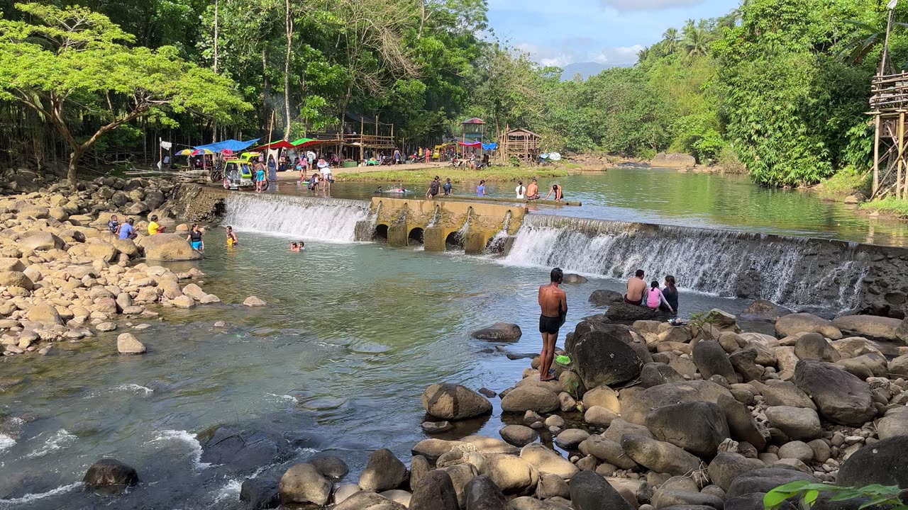 We were surprised to find this mountain location to be full of people