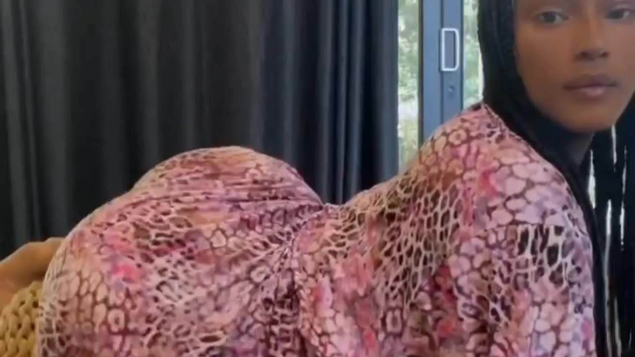 Mizz Twerksum Twerking in couch in robe [Short Clip]