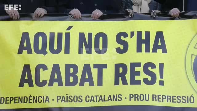 Unas 6.500 personas protestan en Montjuïc contra la cumbre hispano-francesa