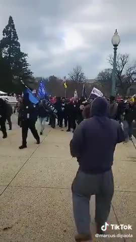 Полиция открывает ворота членам Антифы.