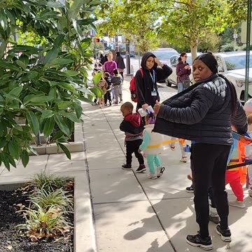 Preschool Kids Tied together To Walk in Philadelphia, WalkinAndTalkinAcrossAmerica