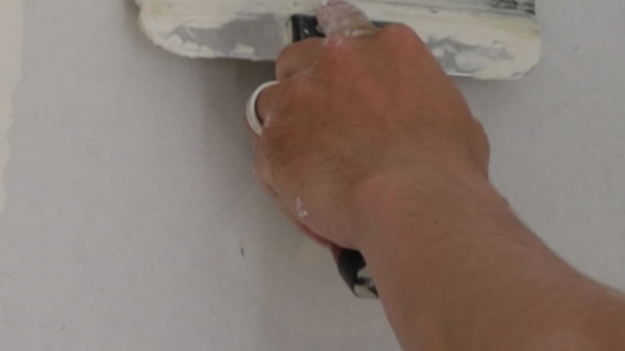 How to fill big cracks on drywall