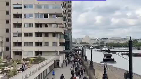 The line to see the Queen's coffin is now over 4 miles long