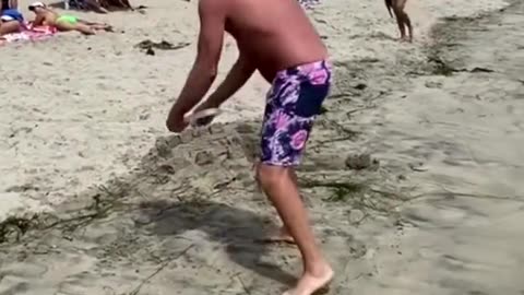 This guy is unreal with the frisbee 😱😱 @BEEFS TV