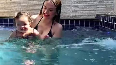 Primeira vez da nossa Melissa na piscina!