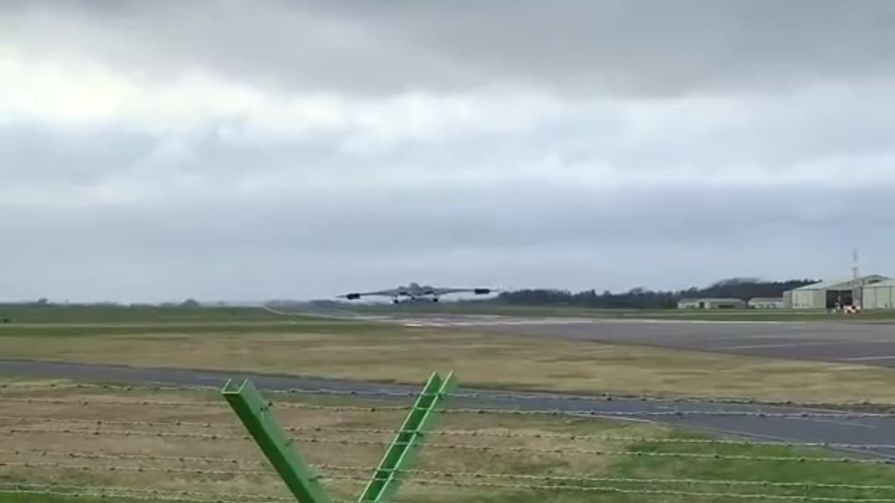 B2 Stealth Nuklear Bomber arrival Fairford (FFD) #B2 #b52
