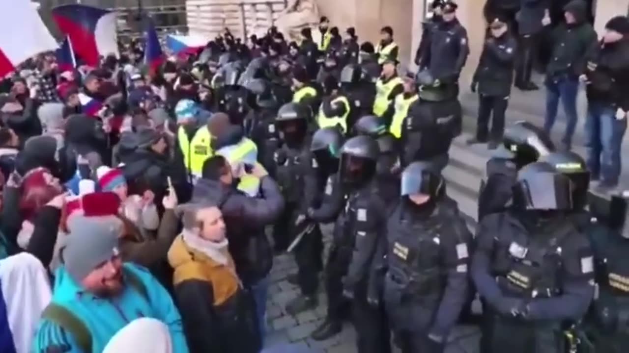 Policie vyprovokovala zásah u Národního muzea proti demonstrantům