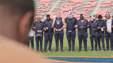 Auburn players and coaches join arms for prayer circle ahead of W. Kentucky game