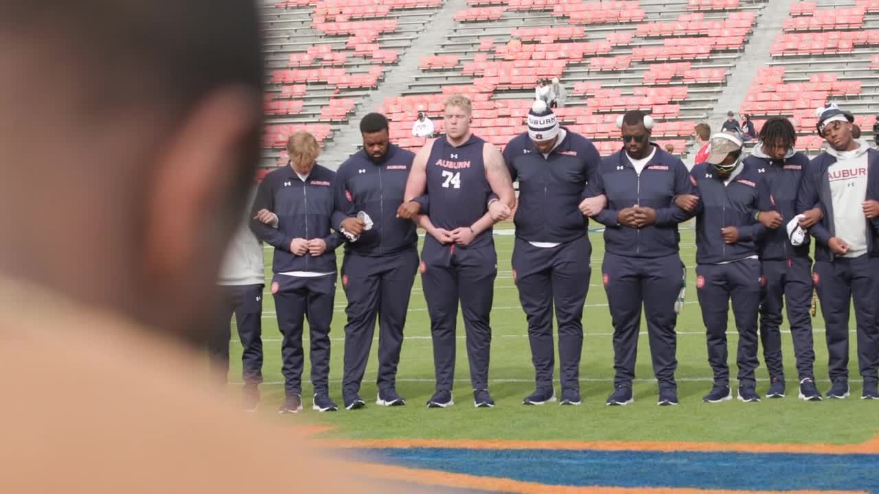 Auburn players and coaches join arms for prayer circle ahead of W. Kentucky game