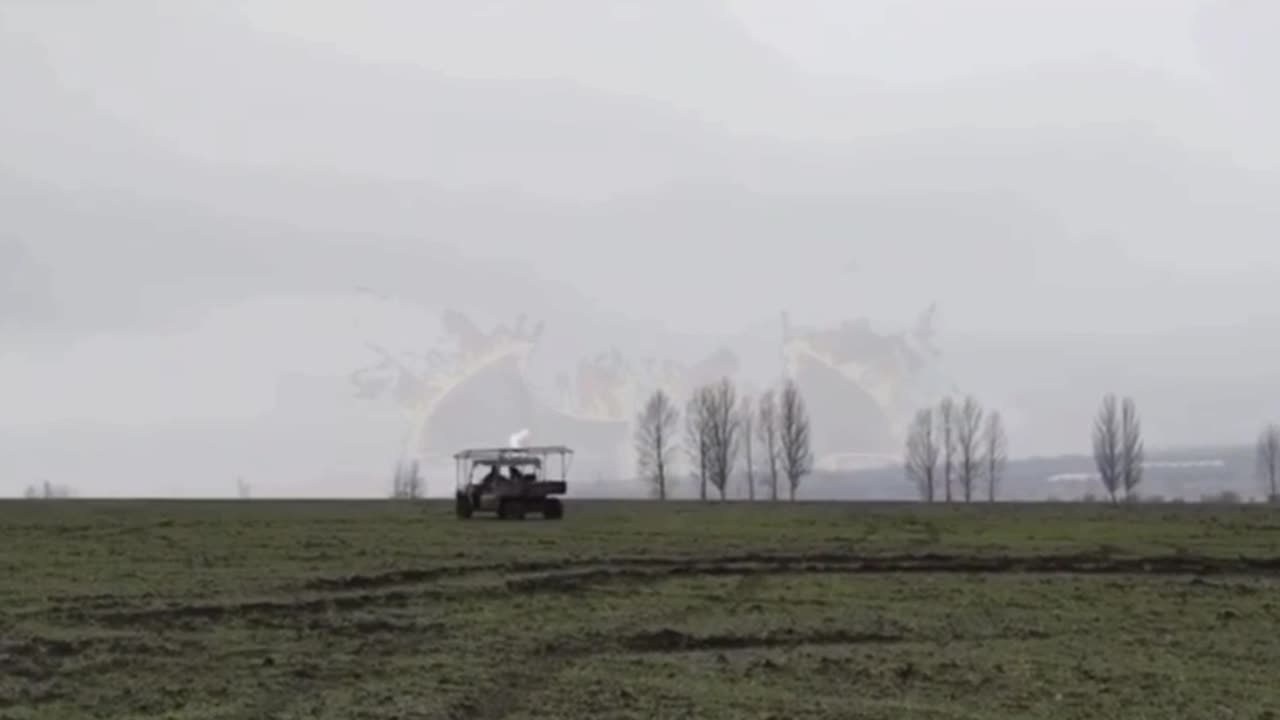 Russian fighters place additional smoke bombs on Chinese buggies