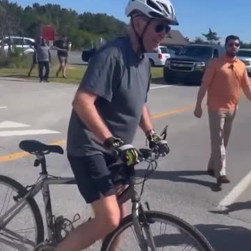 BIDAN falls off bike