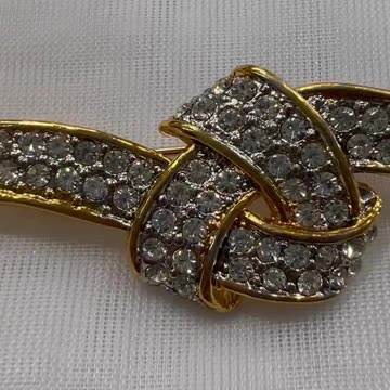 18KGP Pin. Made with Swarovski Crystals. Brooch. Party. Event.
