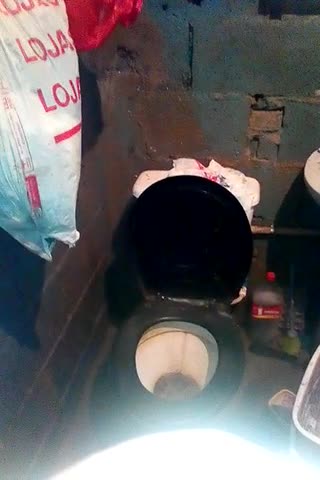 buraco na parede saindo agua 3