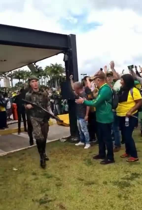 8th January: BRAZIL: Military standing with the people? 🧐 👊