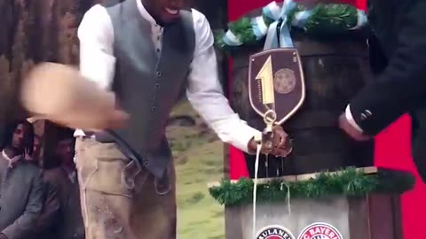 Kingsley Coman tries a Bavarian tradition