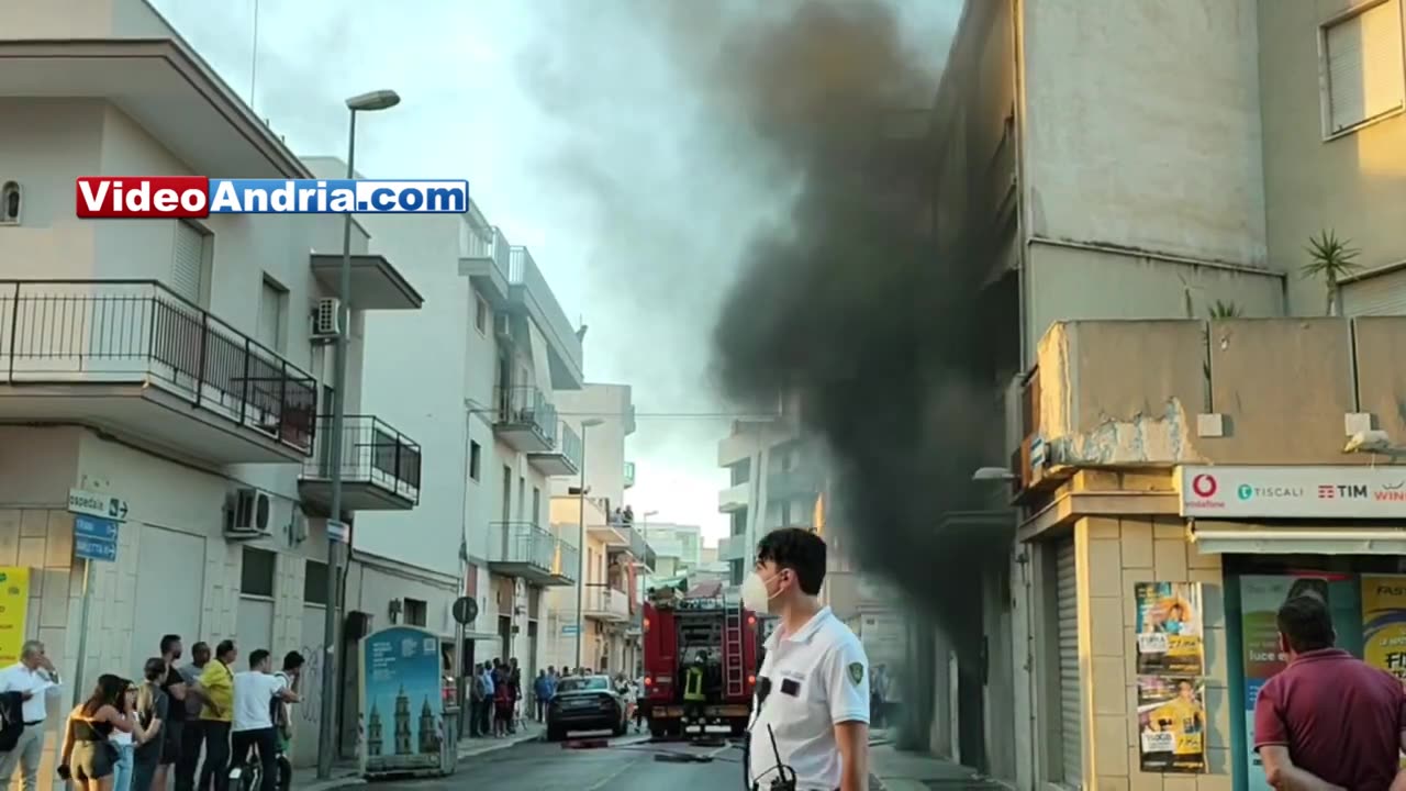 Andria: incendio in via Montesanto, intervengono i Vigili del Fuoco - video