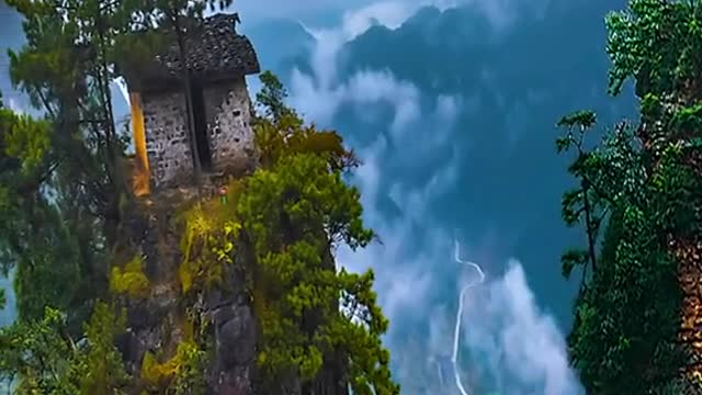 Take you to feel the nail house on the deep mountain cliff