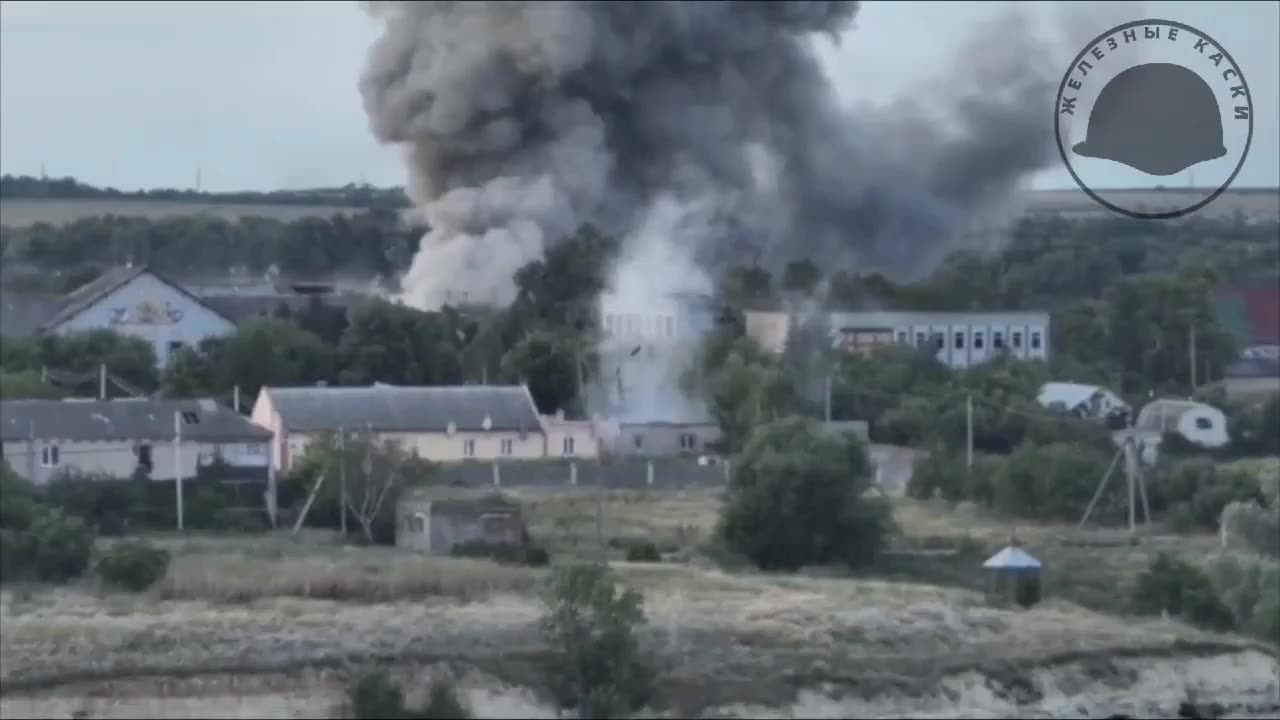 ✈️ 💣 Russian Planes Drop 3 FAB-500 Bombs on Buildings in Nova-Kakhovka | Real Combat Footage