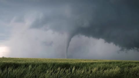 TORNADO A LO LEJOS EN EL CAMPO