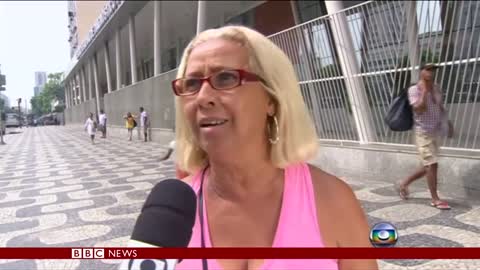 Rio robbery attempt filmed by TV crew - BBC News