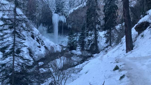 Cold & Wet Alpine Zone – Tamanawas Falls – Mount Hood – Oregon – 4K