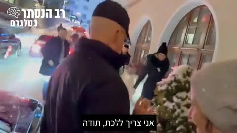 יו"ר הפורום הכלכלי העולמי התבקש לענות על שאלה של עיתונאית, משהבין שהיא עצמאית ולא משתייכת לגוף תקשורת מסויים - סרב להשיב