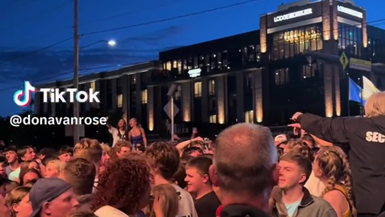 Bebe Rexha goditet sërish me sende në mes të koncertit