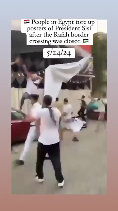 EGYPTIANS TORE UP POSTERS OF PRES SISI AFTER RAFAH BORDER CLOSED