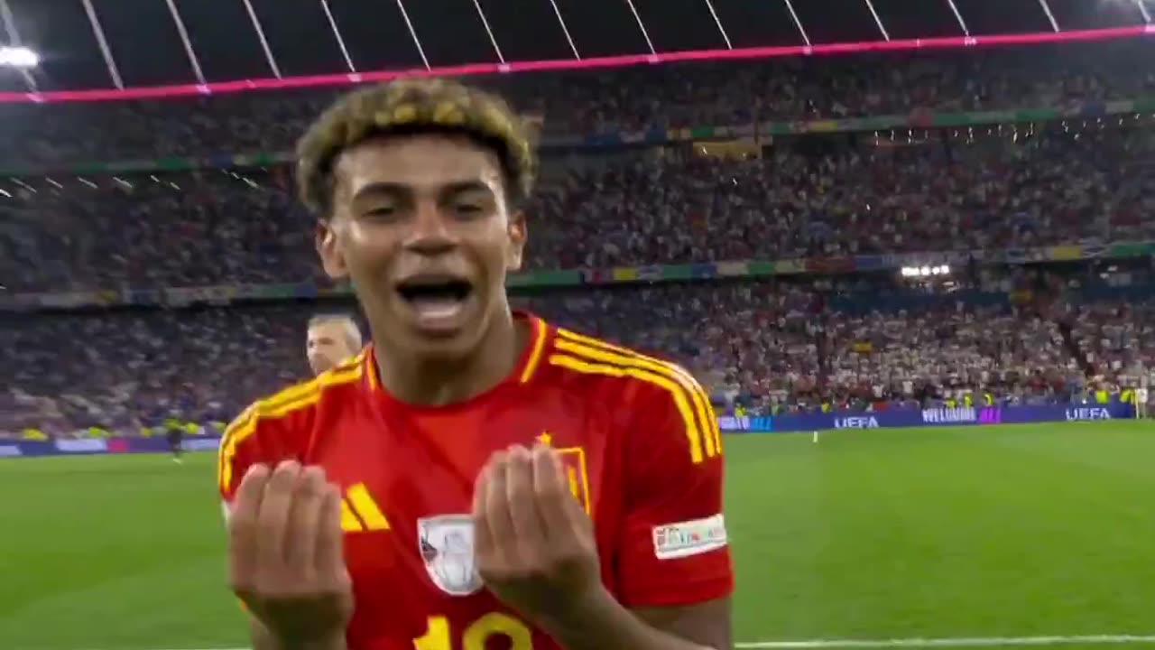 Yamal diciéndole a la camara "Habla, Habla" tras las declaraciones de Rabiot