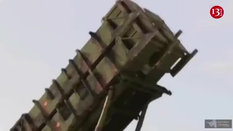 A desperate Russian soldier, left without a weapon, tried to shoot drone with his helmet