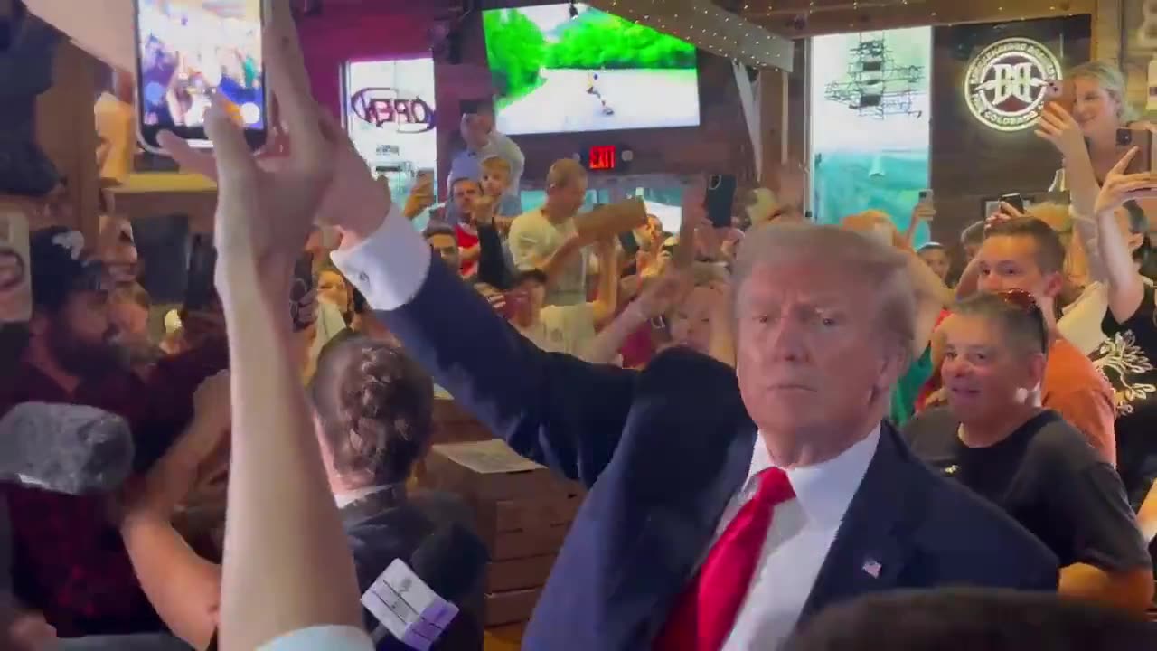 Trump Surprises Bar Of Supporters With Free Pizza: "We Want Pizza From Trump!"