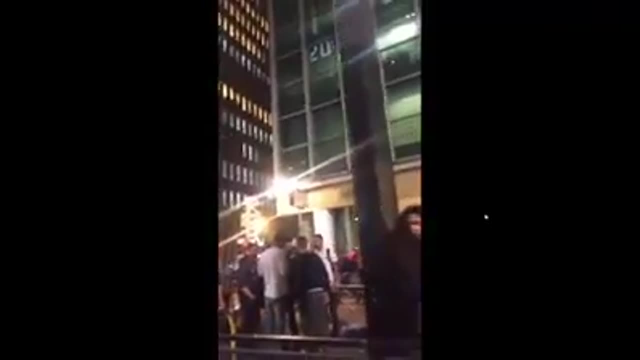 Palestino joga bomba em manifestantes