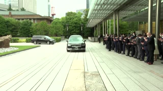 Hearse with Shinzo Abe's body passes through Tokyo