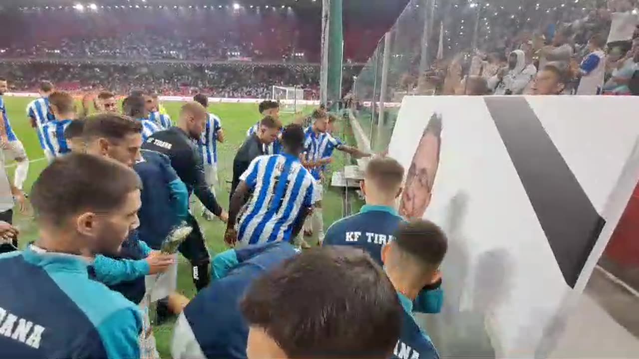 Në nder të Gerti Bogdanit, futbollistët e Tiranës homazhe në derbin me Partizanin