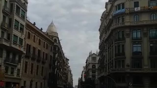 Con Policías nacionales durante el ataque separatista del 18-O en Barcelona (7)